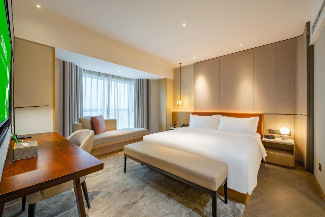Holiday Inn Shanghai Huaxia By Ihg - Overlooking City Scenery At Sky View Restaurant Bagian luar foto