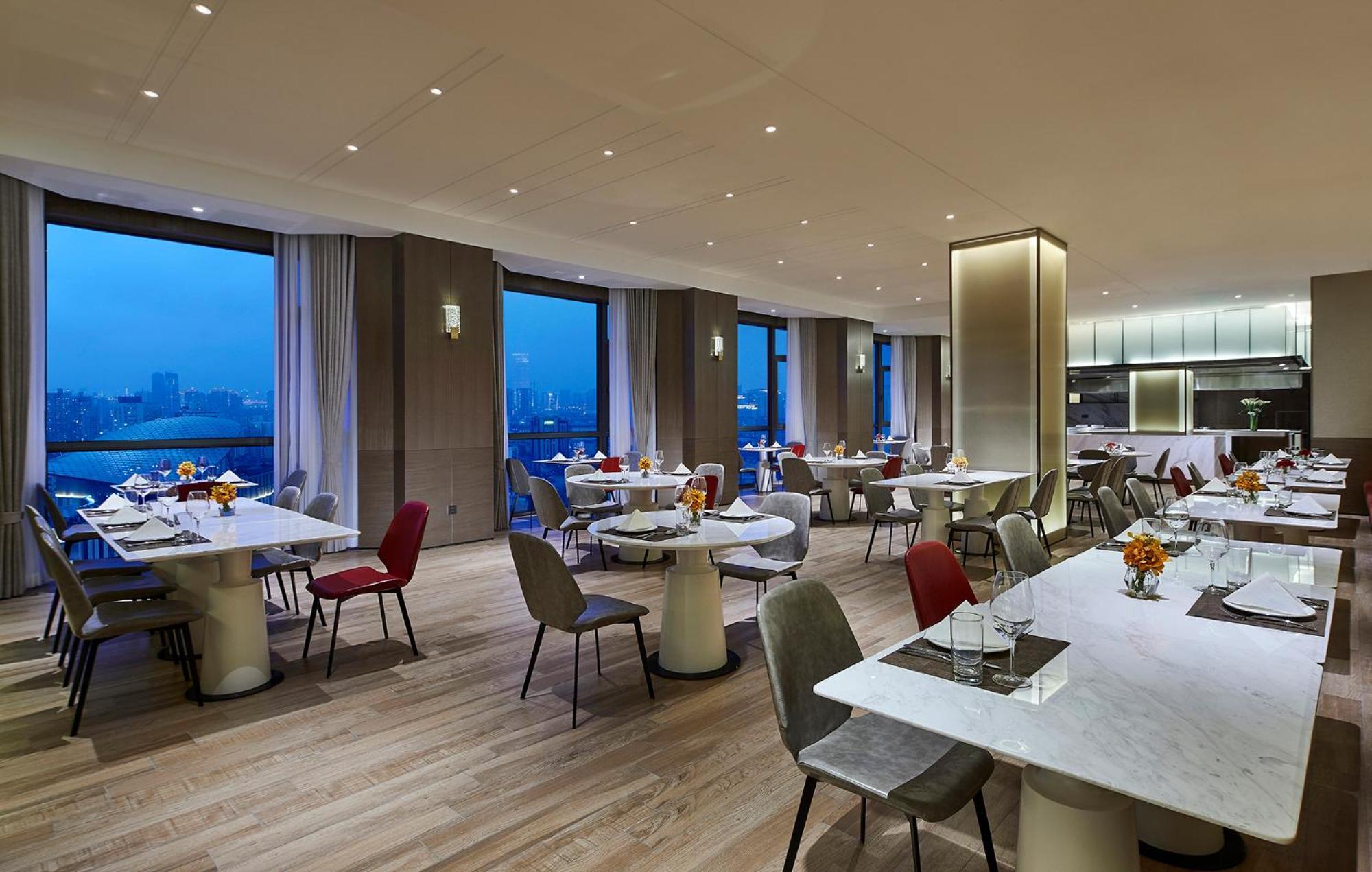 Holiday Inn Shanghai Huaxia By Ihg - Overlooking City Scenery At Sky View Restaurant Bagian luar foto