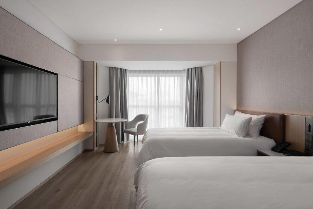 Holiday Inn Shanghai Huaxia By Ihg - Overlooking City Scenery At Sky View Restaurant Bagian luar foto