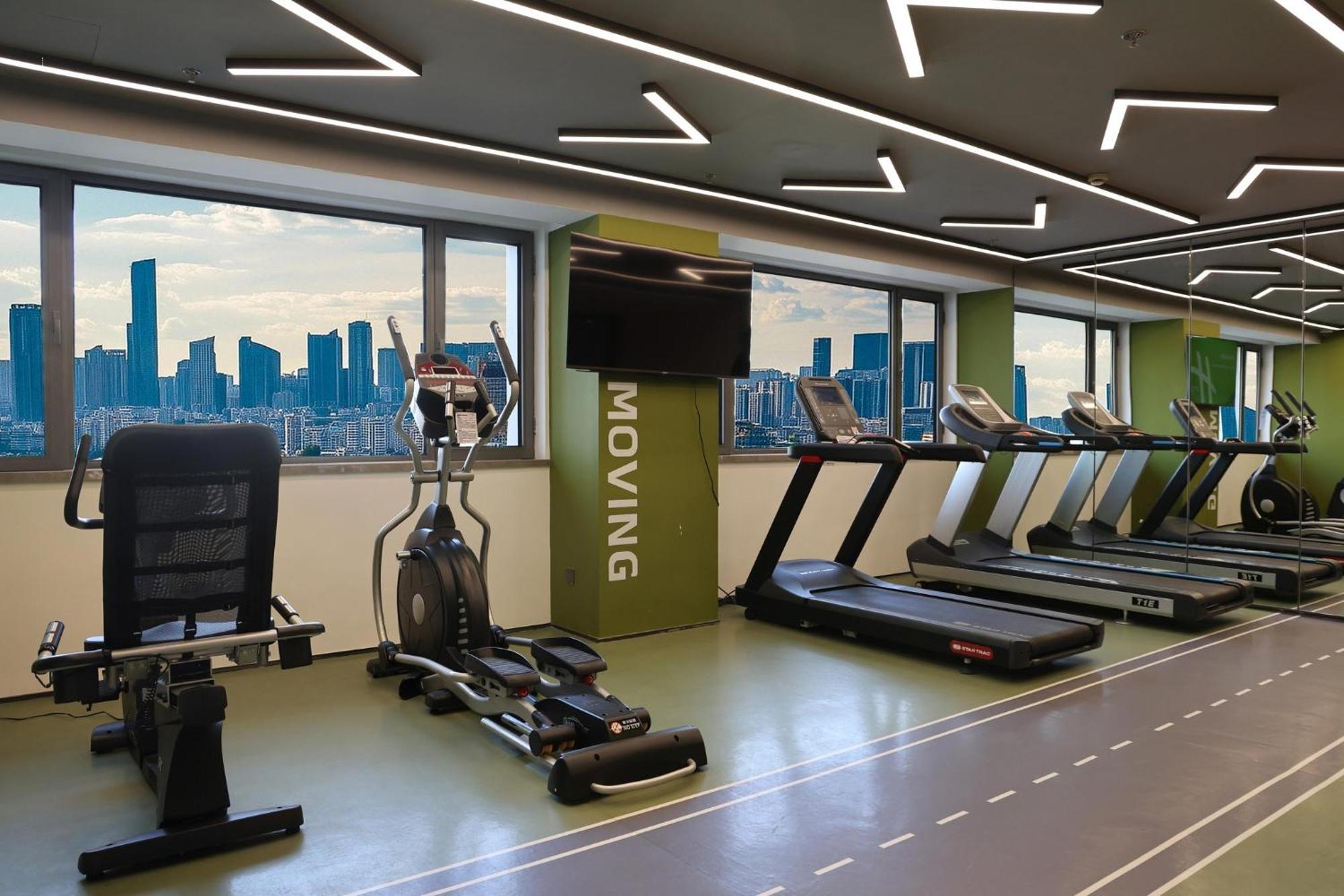 Holiday Inn Shanghai Huaxia By Ihg - Overlooking City Scenery At Sky View Restaurant Bagian luar foto