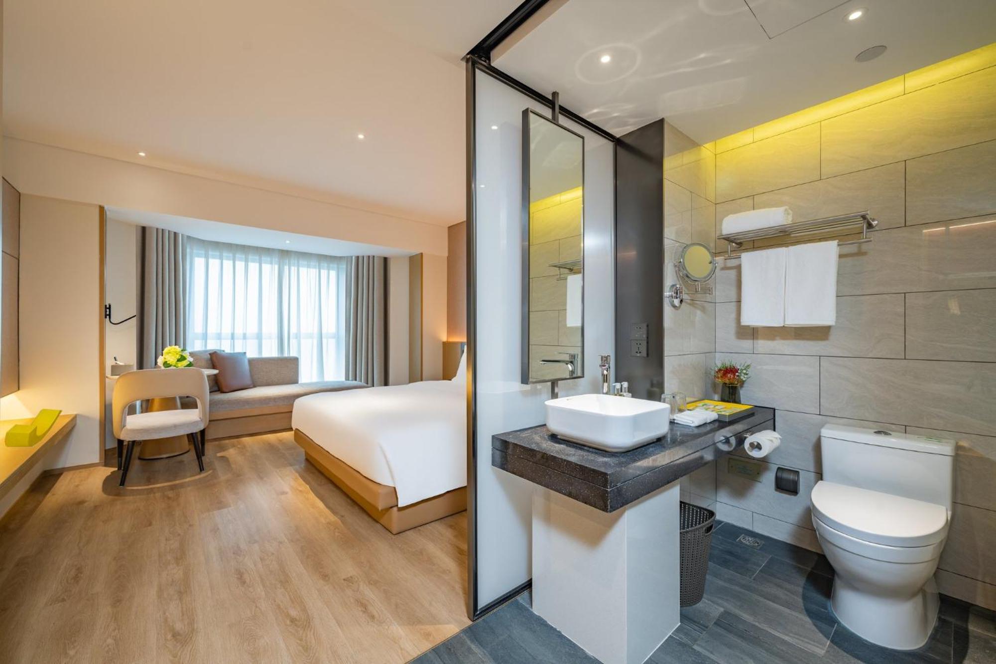 Holiday Inn Shanghai Huaxia By Ihg - Overlooking City Scenery At Sky View Restaurant Bagian luar foto